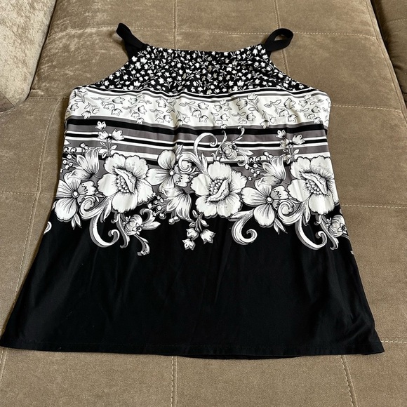Beach House Black and White Floral Tank Top - Picture 3 of 8